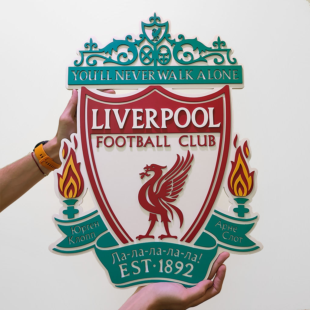 Деревянная табличка с эмблемой Ливерпуля
