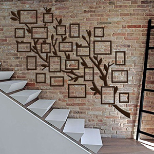Интерьерная композиция из рамок для лестничной стены