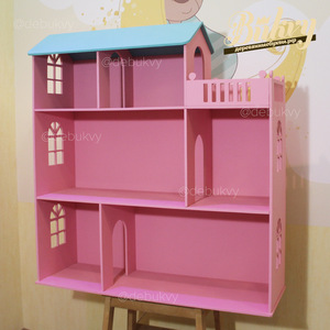 Розовый кукольный домик из дерева с мятной крышей
